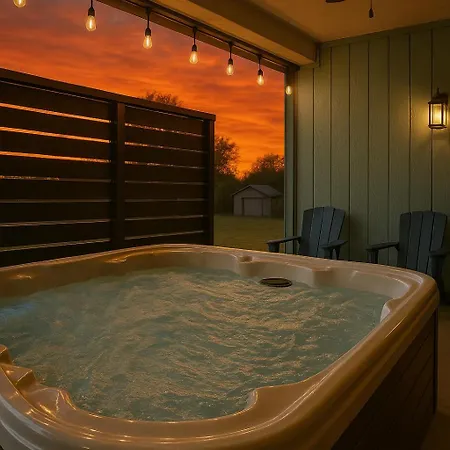 Villa Modern Pigeon Forge Gem Near Dollywood, Gatlinburg & Smokies - 2 Mins To Pkwy & Strip, Hot Tub, Fire Pit, Cable, Hi-Speed Wifi
